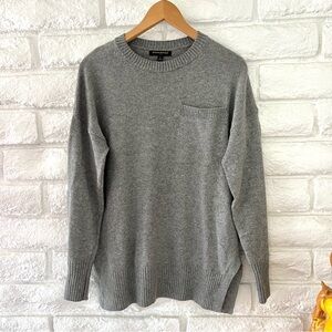 Banana Republic Gray Crewneck Sweater with Relaxed Fit S-24
